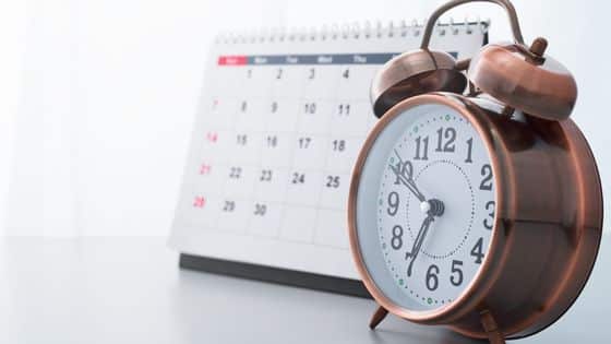 Comment calculer les heures de travail - un calendrier avec une horloge réveil