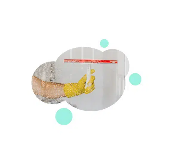 logiciel entreprise nettoyage - un main passant une raclette pour nettoyer une paroi de douche