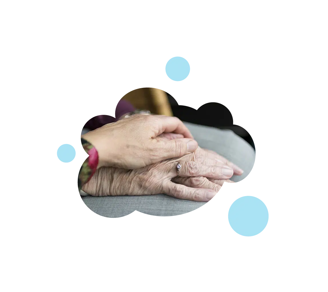 logiciel ehpad - une main d'aide à domicile sur une main d'une personne âgée