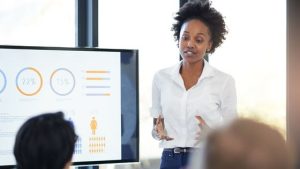syndrome de la promotion focus - une femme dirigeante faisant une présentation devant son équipe au bureau
