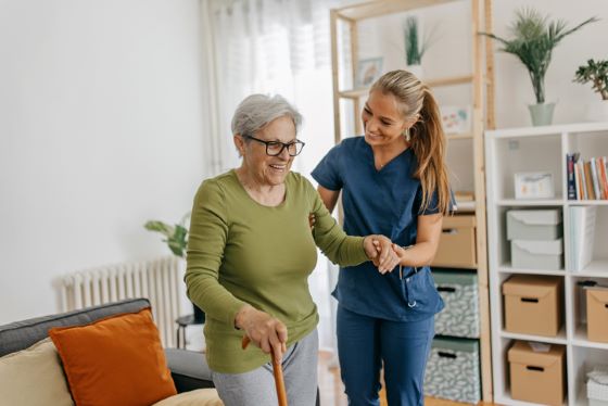 L'aide à domicile soutient les personnes âgées, malades ou en situation de handicap dans leurs tâches quotidiennes.