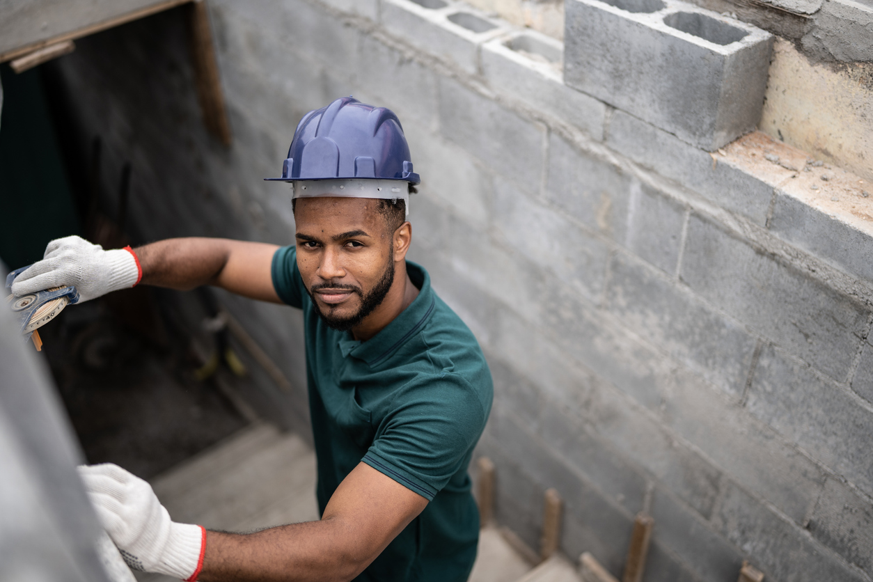 Maçon sur un chantier de construction.