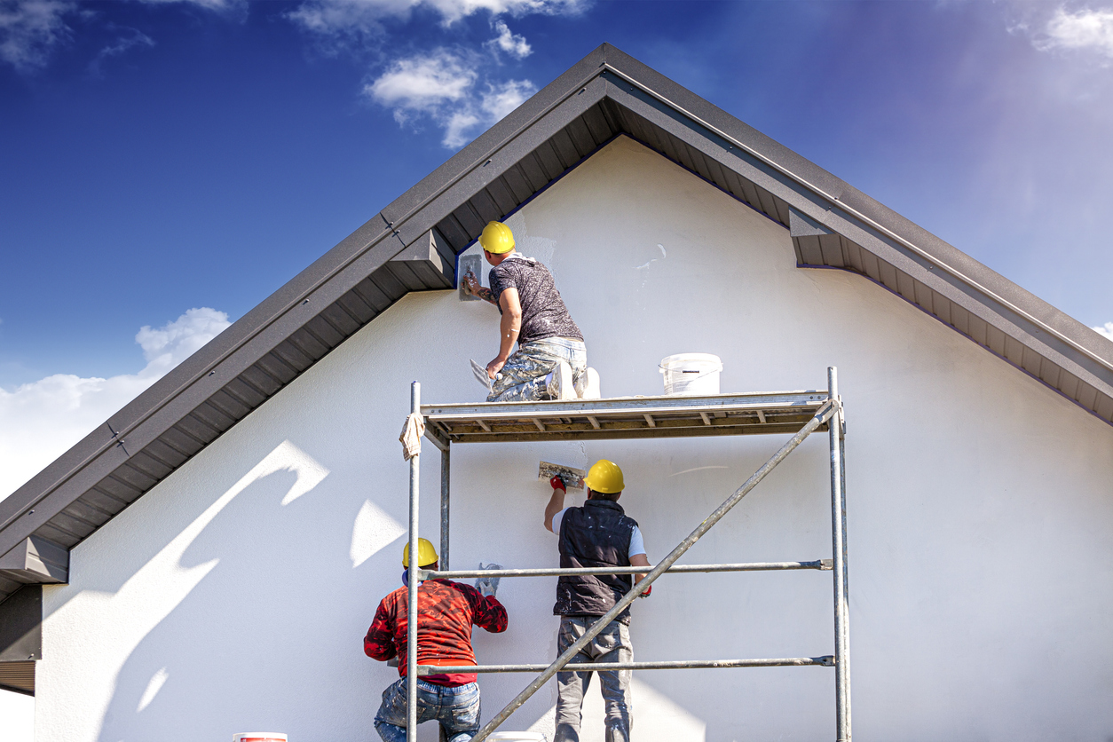 Ouvriers entrain de réaliser des chantiers de peinture.