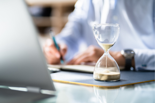 Employé sur son bureau avec un sablier
