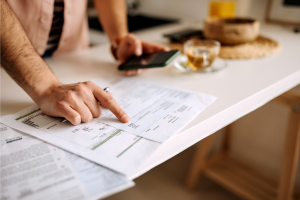 Professionnel analysant un devis