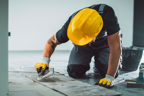 Professionnel posant un carrelage