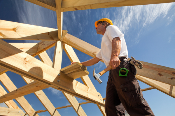 Charpentier travaillant sur un chantier