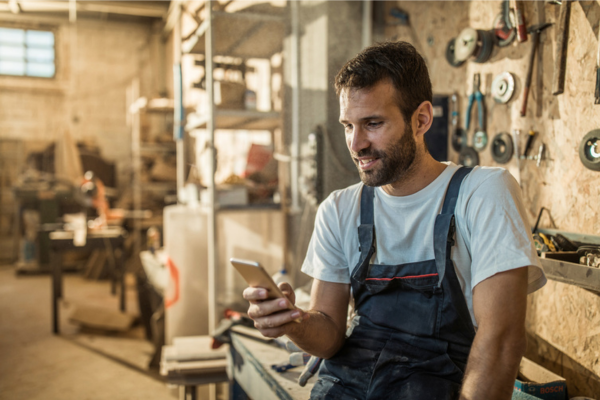 Technicien sur son téléphone