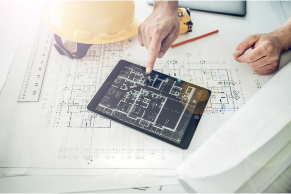Travailleur du bâtiment utilisant un logiciel