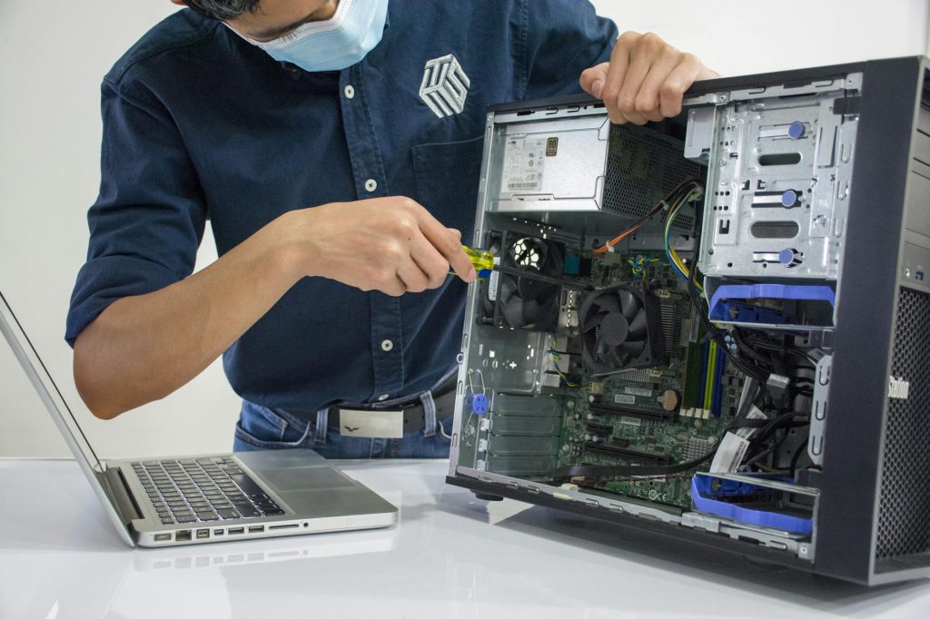 Devenir technicien informatique à son compte : guide pour créer son entreprise