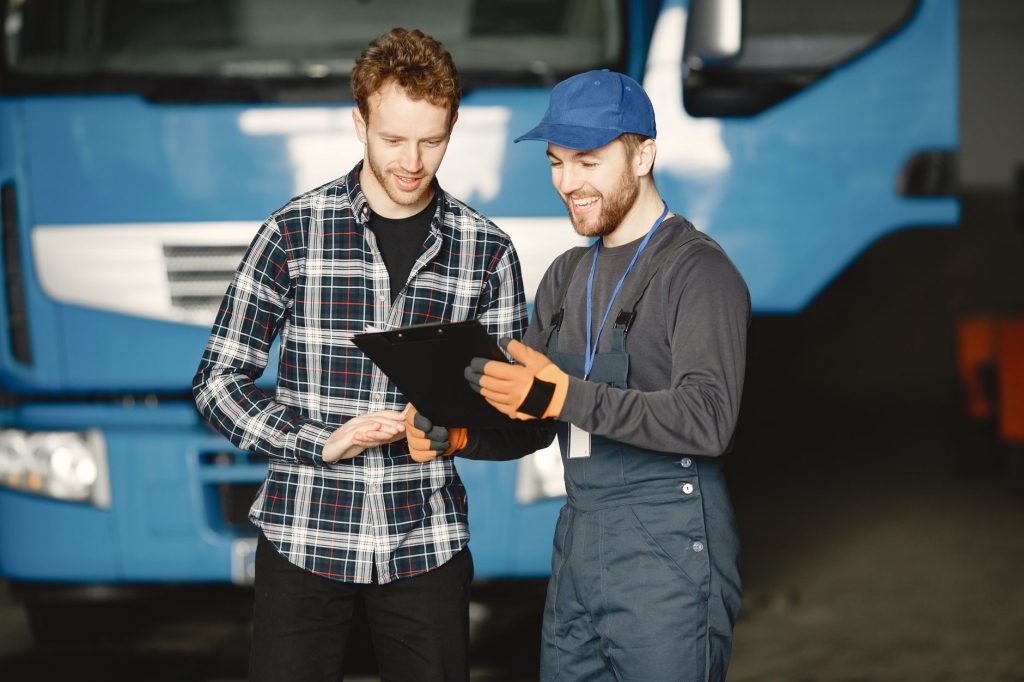 Technicien en discussion avec un client dans un garage — améliorer le service client terrain