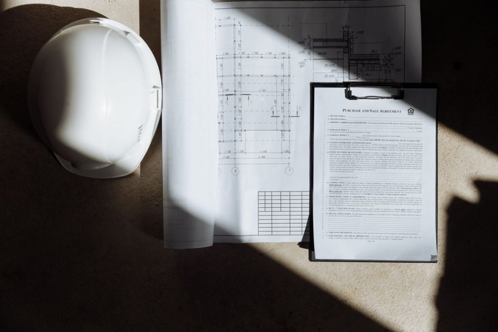 Signature de contrat et documents de chantier