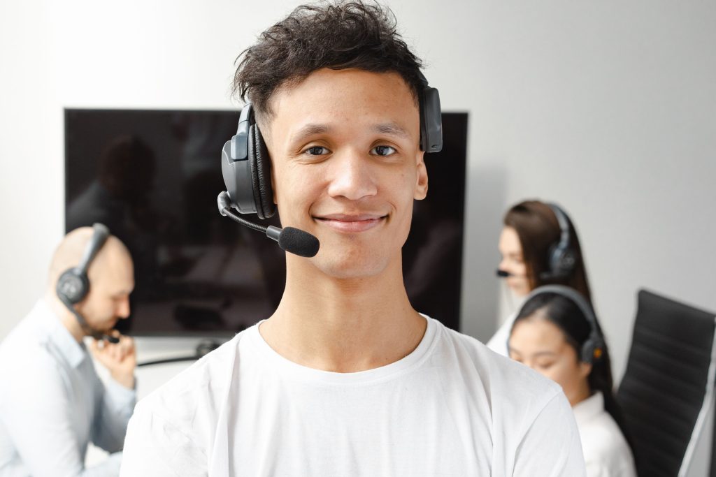 Conseillère souriante illustrant une bonne qualité de service client
