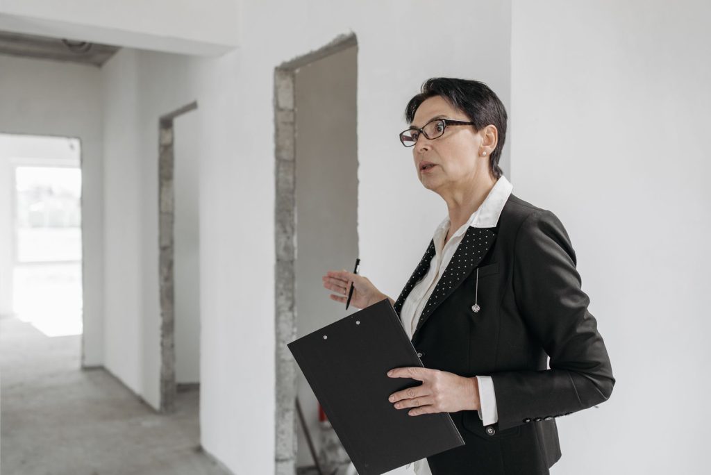 Responsable de chantier réalisant les opérations préalables à la réception (OPR) dans un local en cours de finition