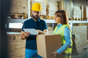 Deux professionnels gérant un stock