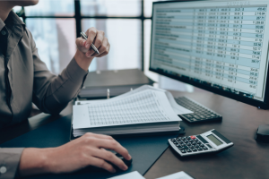 Gestion comptable sur ordinateur avec documents financiers