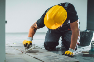Professionnel posant un carrelage