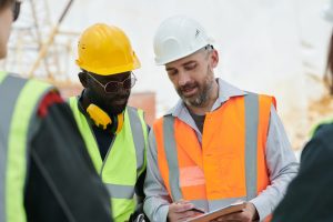 Ouvriers discutant du rapport de visite de chantier.