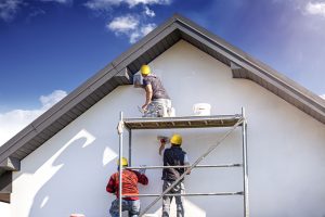 Ouvriers entrain de réaliser des chantiers de peinture.
