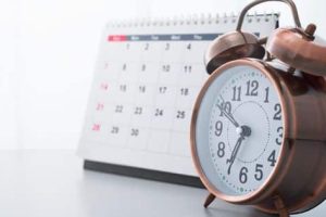 Comment calculer les heures de travail - un calendrier avec une horloge réveil