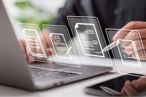 comment faire un planning du personnel - quelqu'un sur un ordinateur portable organisant des tâches avec un stylet