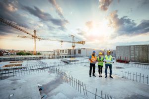 Responsable de construction qui gère la main d'oeuvre sur son chantier.