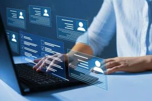 Employé utilisant un logiciel qui couple l'ERP et le CRM