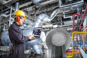 Technicien respectant son plan de maintenance avec un logiciel GMAO